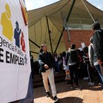 Personas se congregan durante una feria de empleo en Bogotá. REUTERS/Luisa González