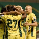 Jugadores del Bucaramanga celebran después de anotar el segundo gol durante partido entre Deportivo Cali y Atlético Bucaramanga por la fecha 3 de la Liga BetPlay DIMAYOR II 2021 jugado en el estadio Deportivo Cali de la ciudad de Palmira.Foto: VizzorImage / Gabriel Aponte / Staff