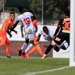 Joan Parra, Daniel Londoño de Envigado F. C. y Jhon Palacios, Pablo Ortiz de America de Cali disputan el balon durante partido entre Envigado F. C. y America de Cali de la fecha 3 por la Liga BetPlay DIMAYOR II 2021, en el estadio Polideportivo Sur de la ciudad de Envigado.Foto: VizzorImage / Juan A. Cardona / Cont.