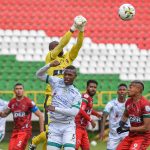 Carlos Mosquera de Patriotas disputa el balón con Jean Pestaña de Equidad durante partido por la fecha 3 de la Liga BetPlay DIMAYOR II 2021 entre Patriotas Boyacá y La Equidad jugado en el estadio La Independencia de la ciudad de Tunja.Foto: VizzorImage / Macgiver Baron / Cont