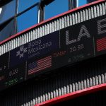 Una pantalla despliega cotizaciones en Ciudad de México, México.  REUTERS/Henry Romero