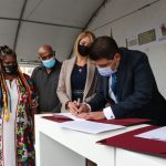El presidente del Congreso, Juan Diego Gómez y la presidenta de la Cámara, Jennifer Arias, firmaron esta tarde el Acto Legislativo que crea las 16 curules para la paz y que será enviado a la presidencia de la República para su respectivo trámite.