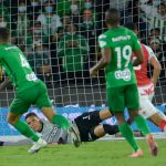 Aldair Quintana arquero del Nacional en acción durante el partido entre Independiente Santa Fe y Atlético Nacional por la fecha 3 como parte de la Liga BetPlay DIMAYOR II 2021 jugado en el estadio Nemesio Camacho El Campín de la ciudad de Bogotá. Foto: VizzorImage / Edgar Cusguen / Cont