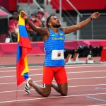 El colombiano Anthony José Zambrano celebrando tras ganar la plata en los 400 mts. 
REUTERS/Aleksandra Szmigiel