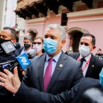 El presidente de Colombia, Iván Duque Márquez, habla con la prensa a las afueras del Palacio de Torre Tagle en el día de la toma de posesión del presidente electo de Perú, Pedro Castillo, en Lima, Perú. 28 de julio de 2021. REUTERS/Sebastián Castañeda