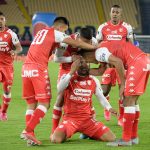 Ronaldo Dinolis del Independiente Santa Fe celebra después de anotar el  gol de su equipo durante partido por la fecha 4 entre Millonarios y el Independiente Santa Fe como parte de la Liga BetPlay DIMAYOR II 2021 jugado en el estadio Nemesio Camacho El Campín de la ciudad de Bogotá Foto: VizzorImage / Samuel Norato / Contribuidor