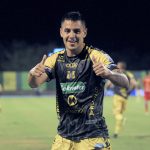 Sebastián Acosta de Alianza celebra después de anotar el primer gol de su equipo partido entre Alianza Petrolera y Deportivo Pasto por la fecha 4 como parte de la Liga BetPlay DIMAYOR II 2021 jugado en el estadio Daniel Villa Zapata de la ciudad de Barrancabermeja.Foto: VizzorImage / José David Martínez / Cont