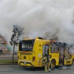 Bus de TransMilenio quemado