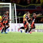 Jader Maza de Envigado F. C. celebra con sus compañeros de equipo después de anotar gol de su equipo, durante partido de la fecha 4 entre Deportivo Pereira y Envigado F. C. por la Liga BetPlay DIMAYOR II 2021, jugado en el estadio Hernan Ramirez Villegas de la ciudad de Pereira Foto: VizzorImage / Pablo Bohorquez/ Cont.