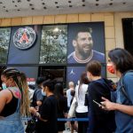 Fanáticos hacen cola en frente de negocio de Paris St Germain en París para comprar camisetas de fútbol de  Lionel Messi, Francia, 11 de agosto del 2021. REUTERS/Sarah Meyssonnier