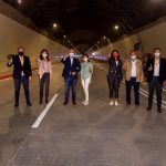 El presidente colombiano, Iván Duque Márquez, con una máscara facial debido al actual brote de coronavirus, posa para una foto con algunos funcionarios de su Gobierno durante la inauguración del Túnel de La Línea en Calarcá. Cortesía de la Presidencia de Colombia /Entrega vía /REUTERS