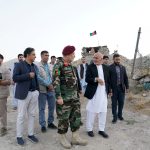 El presidente de Afganistán, Ashraf Ghani, y el ministro de Defensa interino, Bismillah Khan Mohammadi, visitan a las fuerzas militares en Kabul, Afganistán. 14 agosto 2021. Palacio Presidencial de Afganistán/entrega vía Reuters. ESTA IMAGEN FUE ENTREGADA POR UNA TERCERA PARTE.