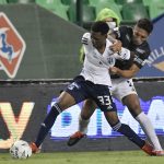 Jorge Marsiglia del Cali disputa el balón con Jorge Rengifo de Millonarios durante partido entre Deportivo Cali y Millonarios F.C. por la fecha 5 de la Liga BetPlay DIMAYOR II 2021 jugado en el estadio Deportivo Cali de la ciudad de Palmira.Foto: VizzorImage / Gabriel Aponte / Staff