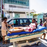 Una mujer es evacuada herida por el terremoto de 7,2 en Les Cayes, Haití. 14 agosto 2021. REUTERS/Ralph Tedy Erol