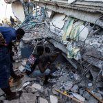 Varias personas buscan sobrevivientes en un edificio destruido por el terremoto de 7,2 en Les Cayes, Haití. 14 agosto 2021. REUTERS/Ralph Tedy Erol