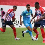 Yulian Anchico de Jaguares de Córdoba F.C. y Gabriel Fuentes, Wilder Ditta de Atlético Junior disputan el balón durante partido entre Jaguares de Cordoba F. C. y Atletico Junior de la fecha 5 por la Liga BetPlay DIMAYOR I 2021, en el estadio Jaraguay de Monteria de la ciudad de Monteria.Foto: VizzorImage / Andres Lopez / Cont.