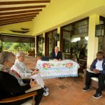 Francisco de Roux, presidente de la Comisión de la Verdad, segundo desde la izquierda, habla durante una reunión con el expresidente de Colombia Álvaro Uribe Vélez, centro, junto a los comisionados de la comisión de paz, Leiner Palacios y Lucía González, en la casa del expresidente en Rionegro, Antioquia,16 de agosto de 2021. Foto del Equipo de prensa de Álvaro Uribe Vélez / Folleto vía REUTERS