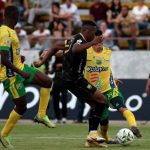 Harlin Suarez de Atlético Huila y Álvaro Angulo de águilas Doradas Rionegro disputan el balón durante partido entre Atlético Huila y Aguilas Doradas Rionegro de la fecha 5 por la Liga BetPlay DIMAYOR II 2021 en el estadio Guillermo Plazas Alcid en la ciudad de Neiva.Foto: VizzorImage / Sergio Reyes / Cont.