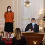 El Presidente Iván Duque Márquez encargó a la nueva Embajadora ante la OCDE, Adriana Mejía Hernández, seguir profundizando la relación con dicha organización, tras posesionarla en el cargo en un acto en la Casa de Nariño. Foto: Efraín Herrera – PRESIDENCIA
