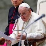 El Papa Francisco habla durante la audiencia general semanal en el Aula de Audiencias Pablo VI del Vaticano, 18 de agosto de 2021. REUTERS/Guglielmo Mangiapane