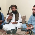 Waheedullah Hashimi, comandante talibán, habla con Reuters durante una entrevista en un sitio no identificado cerca de la frontera Afganistán-Pakistán el 17 de agosto del 2021. REUTERS/Stringer