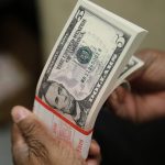 Un paquete de billetes de cinco dólares es inspeccionado en la Oficina de Grabado e Impresión de Washington, REUTERS/Gary Cameron/File Photo
