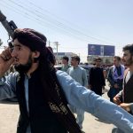 Un miembro de los talibanes revisa el área en las afueras del Aeropuerto Internacional Hamid Karza, en Kabul, Afganistán, Agosto 16, 2021. REUTERS/Stringer