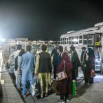 Un grupo de evacuados desde Afganistán suben a un bus en la Base Aérea Ramstein, Alemania, 20 de agosto del 2021. EEUU. Air Force/Senior Airman Jan K. Valle/Handout via REUTERS