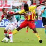 José Adolfo Valencia de Deportivo Pereira y Leandro Pico de Independiente Santa Fe disputan el balon, durante partido de la fecha 6 entre Deportivo Pereira y el Independiente Santa Fe por la Liga BetPlay DIMAYOR II 2021, jugado en el estadio Hernán Ramírez Villegas de la ciudad de Pereira.Foto: VizzorImage / Pablo Bohorquez / Cont.