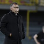 Harold Rivera técnico del Santa Fe gesticula durante partido entre Independiente Santa Fe y Deportivo Cali por la fecha 1 de la Liga BetPlay DIMAYOR II 2021 jugado en el estadio Nemesio Camacho El Campín de la ciudad de Bogotá. Foto: VizzorImage / Gabriel Aponte / Staff