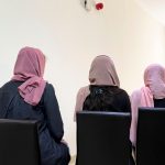 Tres universitarias afgaas que huyeron de su país posan para una foto, escondiendo su identidad por cuestiones de seguridad, en Doha, Qatar, 22 de agosto de 2021. REUTERS/Alexander Cornwell