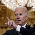 El presidente de Estados Unidos, Joe Biden, pronuncia comentarios sobre los esfuerzos de evacuación y la situación actual en Afganistán durante un discurso en el East Room de la Casa Blanca en Washington, Estados Unidos, agosto 20, 2021. REUTERS/Ken Cedeno