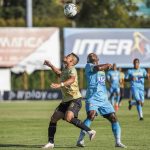 Juan Pablo Otalvaro de águilas disputa el balón con Pablo Rojas de Jaguares durante partido por la fecha 6 entre Águilas Doradas Rionegro y Jaguares de Córdoba como parte de la Liga BetPlay DIMAYOR II 2021 jugado en el estadio Alberto Grisales de la ciudad de Rionegro.Foto: VizzorImage / Juan Augusto Cardona / Cont