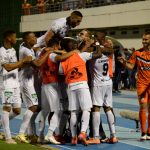Jugadores de Deportivo Cali, celebran el gol anotado a Alianza Petrolera durante partido Alianza Petrolera y Deportivo Cali de la fecha 6 por la Liga BetPlay DIMAYOR II 2021 en el estadio Daniel Villa Zapata en la ciudad de Barrancabermeja.Foto: VizzorImage / Rosemberg Davila / Cont.