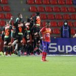 Jugadores de Envigado celebran después de anotar el primer gol durante partido por la fecha 6 como parte de la Liga BetPlay DIMAYOR II 2021 entre Deportivo Pasto y Envigado F.C. jugado en el estadio Departamental La Libertad de Pasto.Foto: VizzorImage / Leonardo Castro / Cont