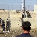Unas personas en una barrera a las afueras del aeropuerto de Kabul, Afganistán, 22 de agosto de 2021. REUTERS/ReutersTV