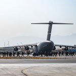 Soldados estadounidenses, asignados a la 82 División Aerotransportada, llegan para brindar seguridad en apoyo de la Operación Refugio Aliados en el Aeropuerto Internacional Hamid Karzai en Kabul, Afganistán, 20 de agosto de 2021. Senior Airman Taylor Crul/U.S. Air Force/Handout via /File Photo