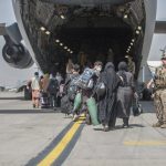 Las familias comienzan a subir a un avión de transporte C-17 Globemaster III de la Fuerza Aérea de Estados Unidos durante una evacuación en el Aeropuerto Internacional Hamid Karzai, Afganistán, 23 de agosto de 2021. Cuerpo de Marines de Estados Unidos/Sargento Samuel Ruiz/Distribuida vía REUTERS