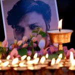 Lámparas encendidas por fotógrafos nepalíes arden cerca de la fotografía del periodista de Reuters Danish Siddiqui, que murió mientras cubría un enfrentamiento entre las fuerzas de seguridad afganas y combatientes talibanes, en la Estupa de Swayambhunath, patrimonio mundial de la UNESCO, en Katmandú, Nepal. 20 de julio de 2021. REUTERS/Navesh Chitrakar/