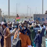 Una multitud de personas muestra sus documentos a las tropas estadounidenses en el exterior del aeropuerto de Kabul, Afganistán. 26 de agosto de 2021. REUTERS/Colaborador.