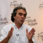 El político colombiano Sergio Fajardo habla durante una entrevista con Reuters en Bogotá. REUTERS/Jaime Saldarriaga