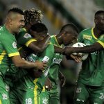 Jhon Harold Balanta de Deportes Quindio celebra con sus compañeros de equipo después anotar el primer gol a Once Caldas durante partido de la fecha 7 entre Deportes Quindio y Once Caldas por la Liga BetPlay DIMAYOR II 2021, en el estadio Centenario en la ciudad de Armenia.Foto: VizzorImage / Ricardo Vejarano/ Cont.