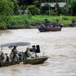 Un bote militar colombiano patrullando el río Arauca mientras una embarcación venezolana permanece anclada en la frontera entre Colombia y Venezuela, visto desde Arauquita, Colombia. 28 marzo 2021. REUTERS/Luisa González