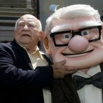 El actor Ed Asner posando con el personaje Carl Fredricksen, al que dio voz en la película animada de Disney-Pixar "Up", durante la premiére en Hollywood, California, EEUU. 16 mayo 2009.REUTERS/Fred Prouser