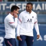 Los jugadores del París Saint Germain Lionel Messi (izq) y Kylian Mbappé bromean durante un entrenamiento en el Centro de Entrenamiento Ooredoo, Saint-Germain-en-Laye, Francia. 28 agosto 2021. REUTERS/Sarah Meyssonnier