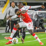 Fabio Delgado de Santa Fe disputa el balón con Emerson Batalla del América durante partido entre Independiente Santa Fe y América de Cali por la fecha 7 de la Liga BetPlay DIMAYOR II 2021 jugado en el estadio Nemesio Camacho El Campin de la ciudad de Bogotá.Foto: VizzorImage / Samuel Norato / Cont