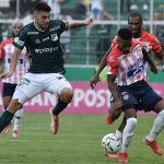 Gastón Rodríguez del Cali disputa el balón con Fabian Viafara de Junior durante partido entre Deportivo Cali y Atlético Junior por la fecha 7 de la Liga BetPlay DIMAYOR II 2021 jugado en el estadio Deportivo Cali de la ciudad de Palmira.Foto: VizzorImage / Gabriel Aponte / Staff