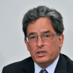 El exministro de Hacienda de Colombia, Alberto Carrasquilla, atiende una conferencia de prensa en Bogotá, REUTERS/Carlos Julio Martínez