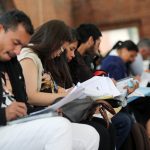 Personas hacen fila para presentar sus aplicaciones en búsqueda de empleo en Bogotá, REUTERS/Luisa González