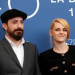 Festival de Cine de Venecia, 3 de septiembre del 2021,  La actriz Kristen Stewart y el director Pablo Larrain posan para la foto. REUTERS/Yara Nardi